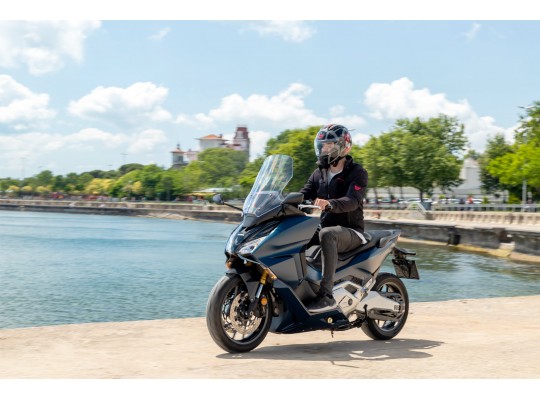 Honda PCX versus Honda FORZA: care scuter se potrivește stilului tău urban?