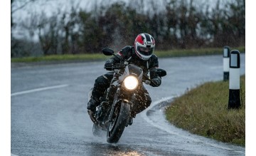 Cum să conduci motocicleta în siguranță pe ploaie?