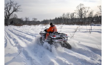 Top 5 ATV-uri pentru iarnă: modele recomandate cu șenile și lamă de zăpadă