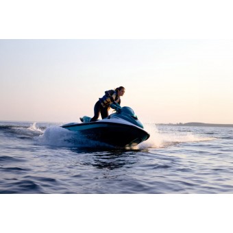 Ce echipament trebuie să porți atunci când te dai cu jetski-ul? Sfaturi și recomandări utile