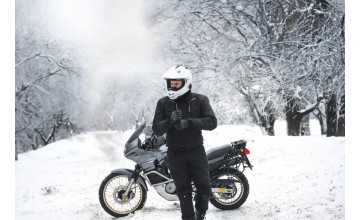 Echipament de iarnă pentru motocicliști: cum să rămâi confortabil pe două roți?