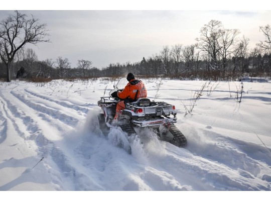 Top 5 ATV-uri pentru iarnă: modele recomandate cu șenile și lamă de zăpadă