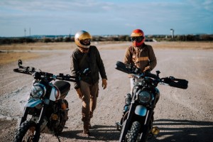 Cum alegi echipamentul moto pentru temperaturi de peste 35°C?