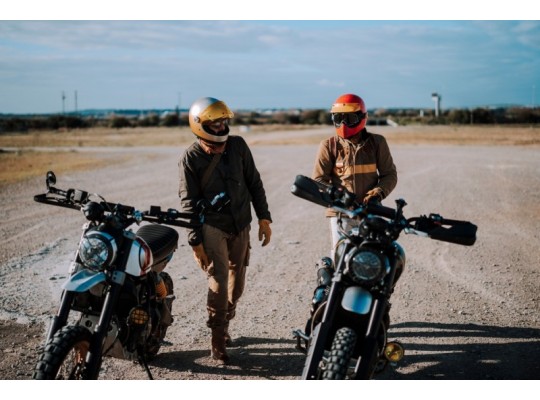 Cum alegi echipamentul moto pentru temperaturi de peste 35°C?