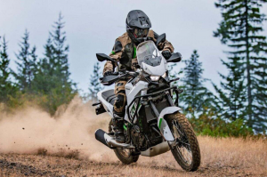 Kawasaki KLE500 2026  – aventura continuă 