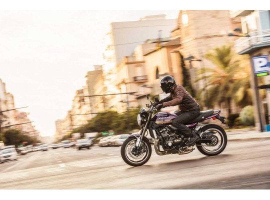 Kawasaki Z900RS 2026  – evoluție în stil retro-sport