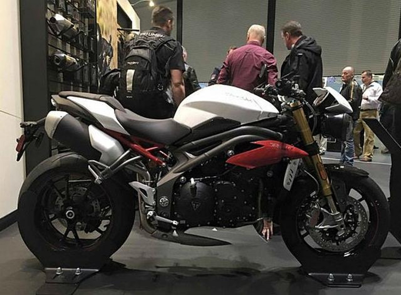 Triumph Speed Triple R 2016 este pregatit pentru EICMA Triumph Speed Triple R 2016 este pregatit pentru EICMA