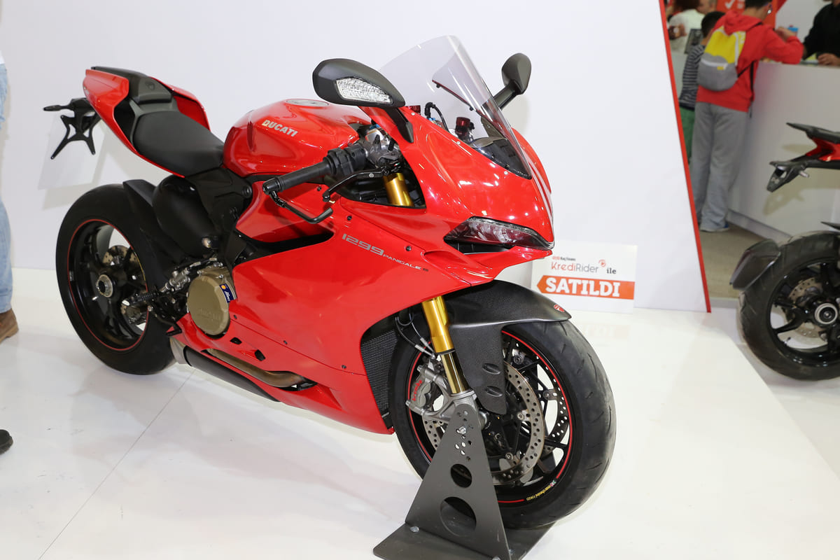 motocicleta Ducati 1299 Panigale S prezentata in showroom