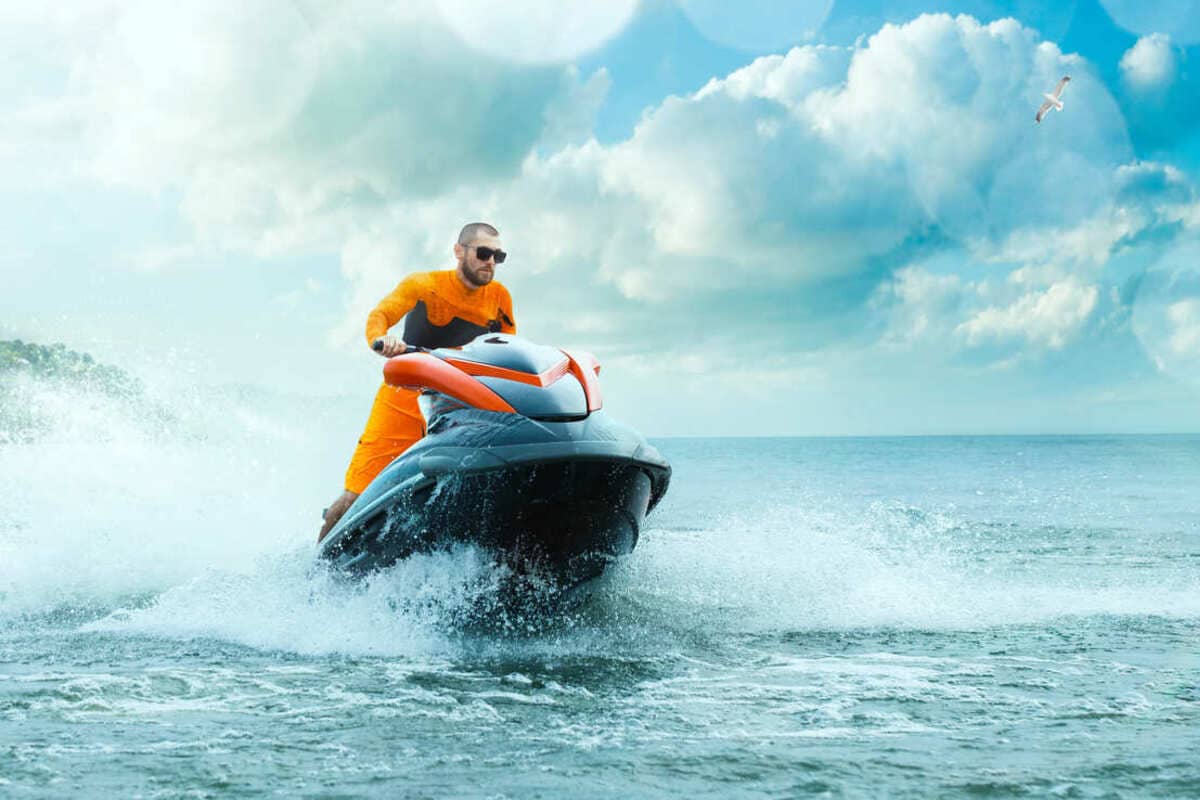 barbat care se plimba cu un jetski