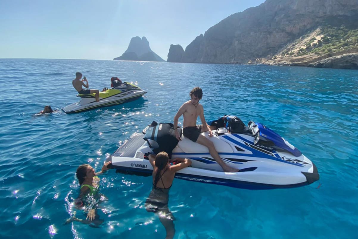 tineri care au plecat la plimbare cu jetski-urile in Ibiza